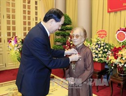 Trao tặng nguyên Phó Chủ tịch nước Nguyễn Thị Bình huy hiệu 70 năm tuổi Đảng 